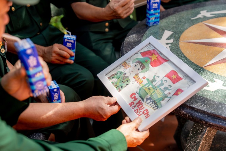 Vinamilk “Viết tiếp câu chuyện hòa bình” bằng tranh và hành động ảnh 3