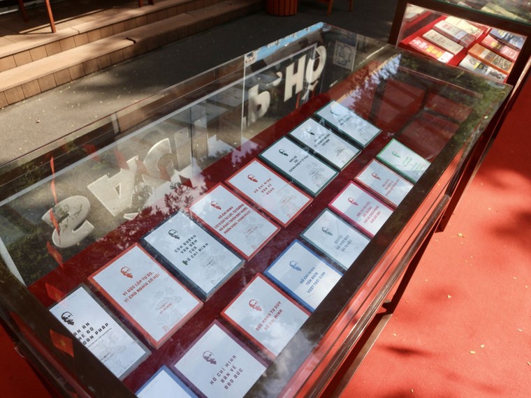 TP HCM: Trưng bày sách “80 năm tự hào một dải non sông” ảnh 1