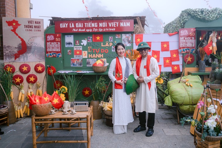 Du khách hào hứng tham dự chợ lá kỷ lục và triển lãm lịch sử tại núi Bà Đen, Tây Ninh ảnh 3