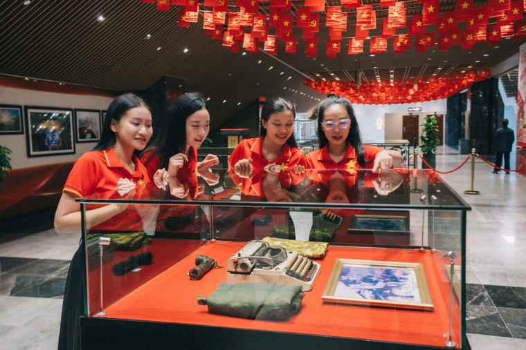 Du khách hào hứng tham dự chợ lá kỷ lục và triển lãm lịch sử tại núi Bà Đen, Tây Ninh ảnh 5