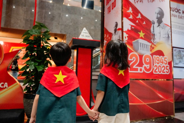 Du khách hào hứng tham dự chợ lá kỷ lục và triển lãm lịch sử tại núi Bà Đen, Tây Ninh ảnh 4