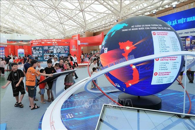 Đông đảo người dân tham quan Triển lãm "80 năm Độc lập – Tự do – Hạnh phúc" ảnh 2