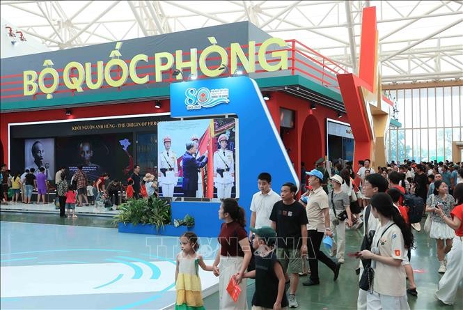 Đông đảo người dân tham quan Triển lãm "80 năm Độc lập – Tự do – Hạnh phúc" ảnh 3