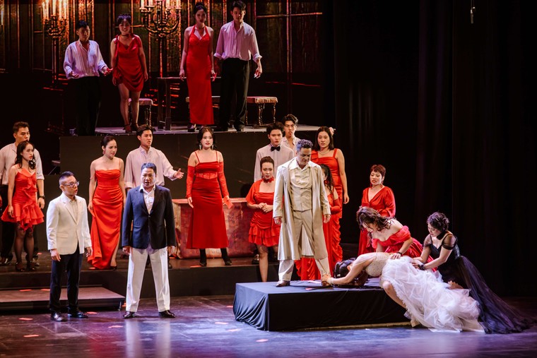 Khán giả Hà Nội đắm chìm trong bản tình ca bi tráng La Traviata ảnh 6