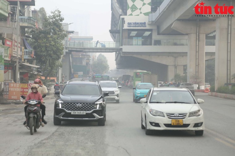 Hình ảnh Hà Nội mịt mù trong khói bụi, ô nhiễm chạm ngưỡng nguy hại ảnh 4