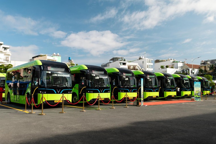 VinBus chính thức vận hành tuyến buýt điện 33 và 150 tại TP.HCM ảnh 1