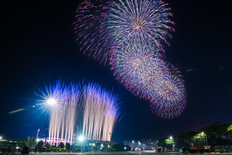 Sơ duyệt pháo hoa nghệ thuật quy mô lớn: Vừa hé lộ đã “đốn tim” người đân Thủ đô ảnh 7