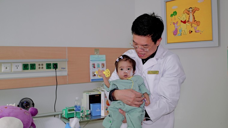 Kỳ tích ghép gan cho bé gái gần 1 tuổi, cân nặng chỉ 5,3 kg tại Vinmec Times City ảnh 2
