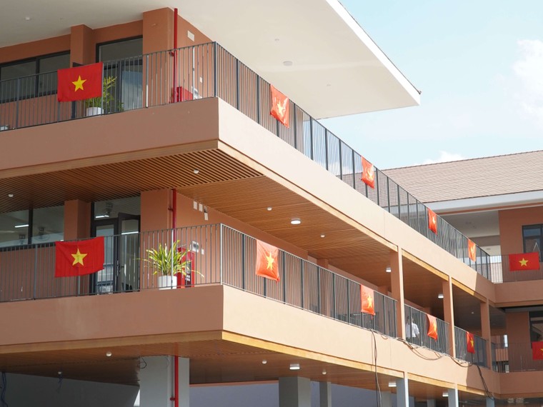 Cận cảnh phòng học “5 sao” tại trường liên cấp chuẩn quốc tế đầu tiên vùng biên giới Điện Biên ảnh 2