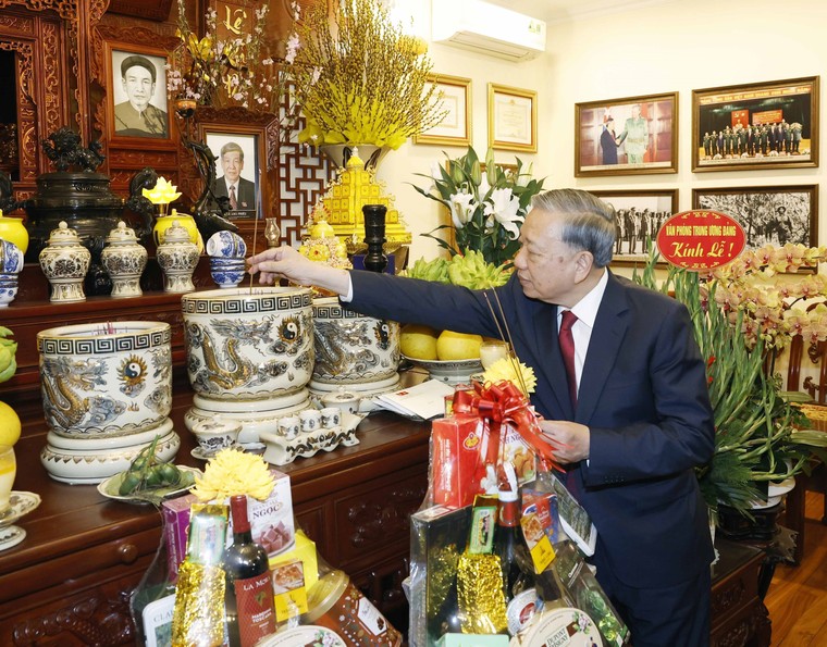 Tổng Bí thư Tô Lâm thắp hương tưởng nhớ các đồng chí nguyên lãnh đạo Đảng, Nhà nước ảnh 1