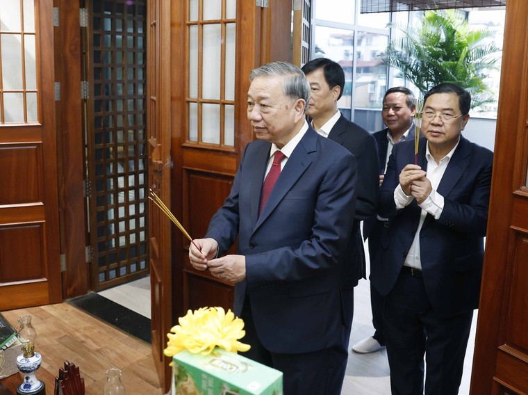 Tổng Bí thư Tô Lâm thắp hương tưởng nhớ các đồng chí nguyên lãnh đạo Đảng, Nhà nước ảnh 2