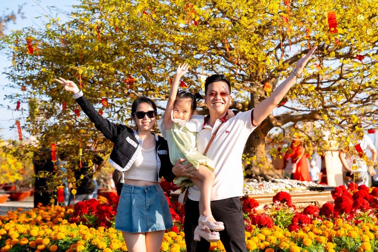 Đón Tết kiểu mới: Du xuân kết hợp xem đất, Cần Giờ tấp nập giao dịch đầu năm ảnh 1