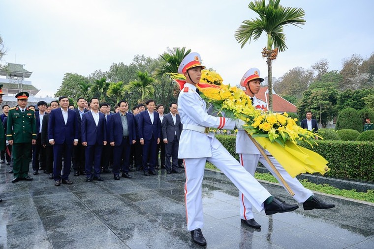 Thủ tướng dâng hương tưởng niệm Chủ tịch Hồ Chí Minh và các Anh hùng, liệt sĩ tại Điện Biên ảnh 1