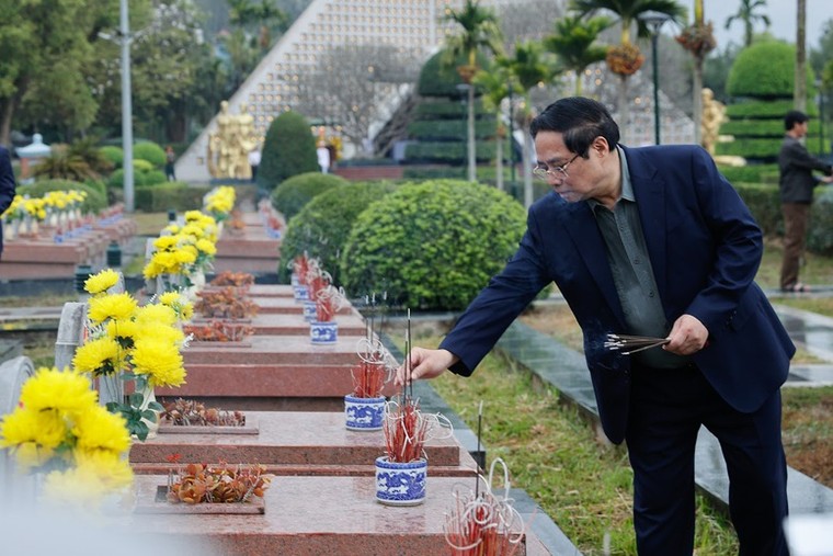 Thủ tướng dâng hương tưởng niệm Chủ tịch Hồ Chí Minh và các Anh hùng, liệt sĩ tại Điện Biên ảnh 2