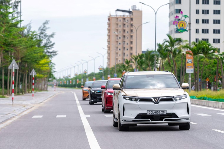 VinFast VF 9: Tiện nghi “hạng nhất”, vận hành ăn đứt xe xăng nhưng “nuôi” chỉ 0 đồng ảnh 1