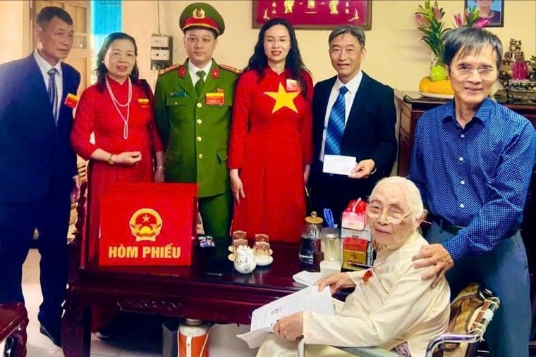 Những cử tri “đặc biệt” trong ngày hội non sông ảnh 1