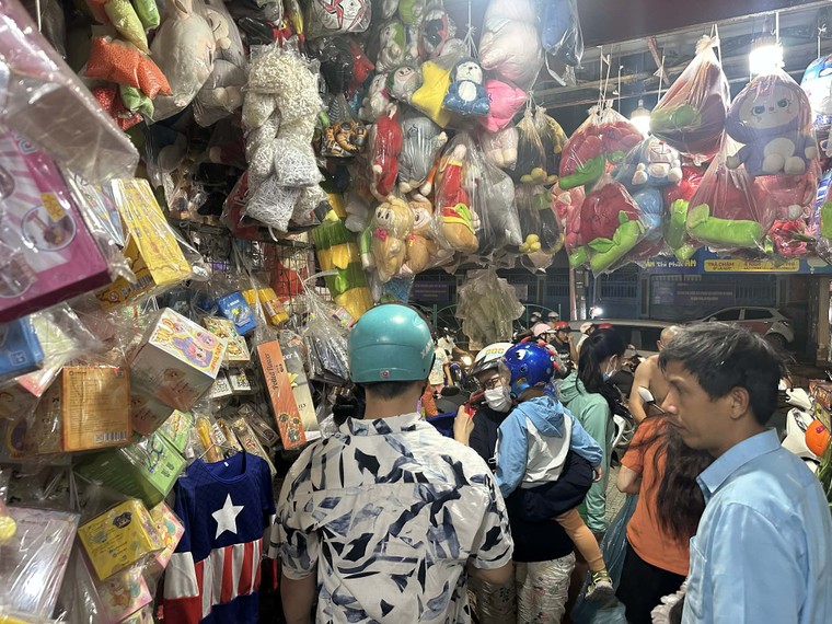 Người dân TP.HCM tìm cách "vượt bão" giá xăng dầu, gas tăng cao ảnh 1