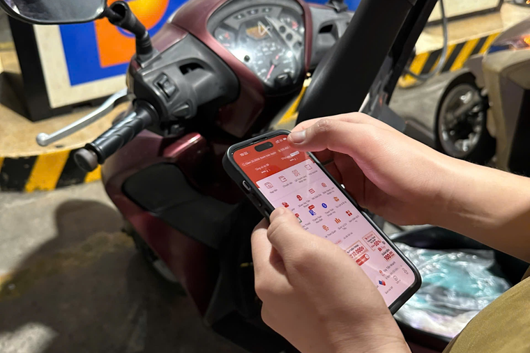 Người dân TP.HCM tìm cách "vượt bão" giá xăng dầu, gas tăng cao ảnh 3