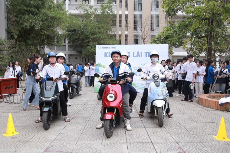 Học sinh Hà Nội trải nghiệm xe máy điện VinFast: “Đi êm, dễ lái, lại bảo vệ môi trường” ảnh 1