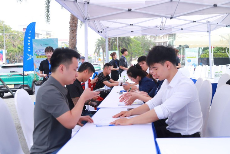 Từ gia đình trẻ tới người lớn tuổi đều “ưng” VinFast VF MPV 7 vì những lý do này ảnh 2