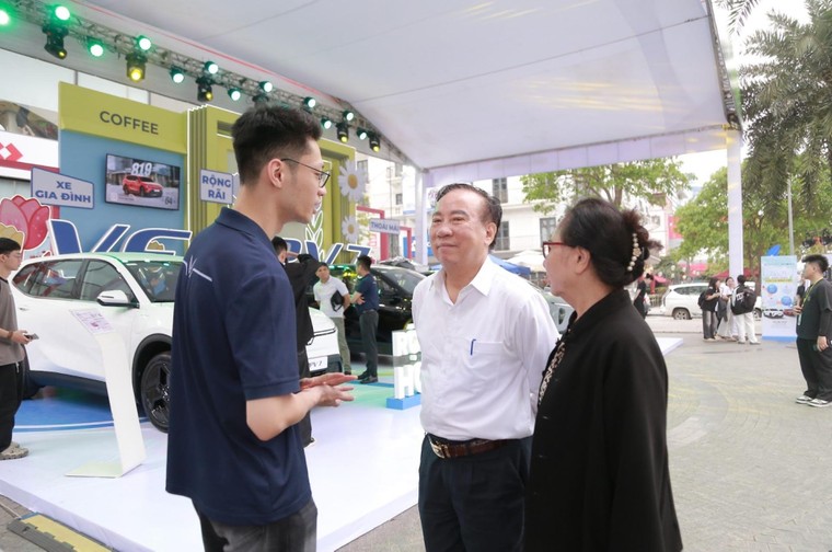 Từ gia đình trẻ tới người lớn tuổi đều “ưng” VinFast VF MPV 7 vì những lý do này ảnh 3