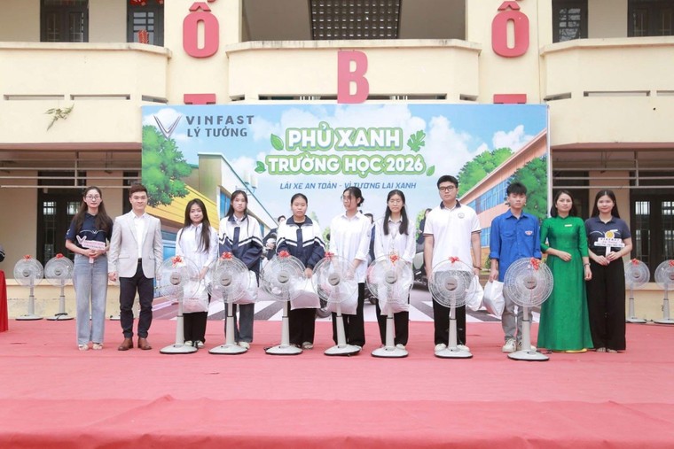 Học sinh Hà Nội trải nghiệm xe máy điện VinFast: “Đi êm, dễ lái, lại bảo vệ môi trường” ảnh 3