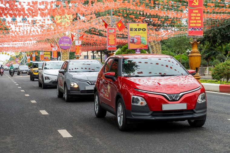 VinFast lập kỷ lục: Cứ một phút có 2,4 đơn hàng mua xe điện được hoàn tất ảnh 2