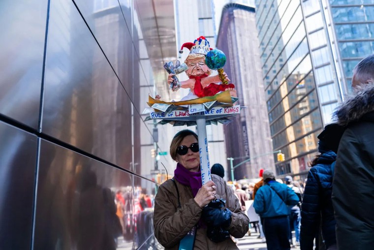 Làn sóng biểu tình phản đối chính quyền Trump lan rộng tại Mỹ ảnh 4