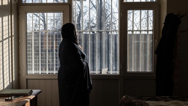 Phụ nữ Afghanistan tự tìm "nguồn sáng" giữa nghịch cảnh trái ngang ảnh 1