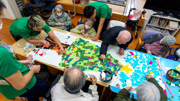 Các vận động viên cơ bắp trở thành lực lượng chăm sóc người cao tuổi mới tại Nhật Bản ảnh 1