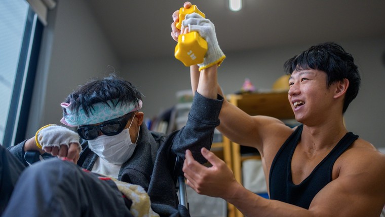 Các vận động viên cơ bắp trở thành lực lượng chăm sóc người cao tuổi mới tại Nhật Bản ảnh 2