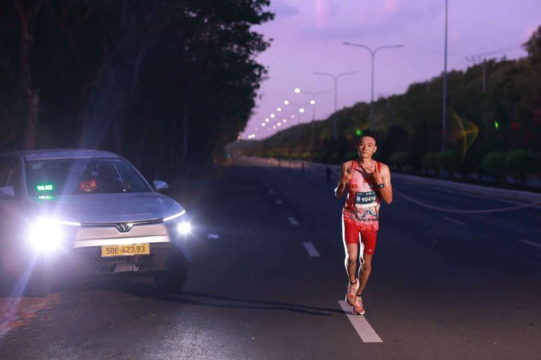 Những khoảnh khắc đáng nhớ của xe điện VinFast tại giải chạy VnExpress Marathon Green Paradise Cần Giờ 2026 ảnh 9