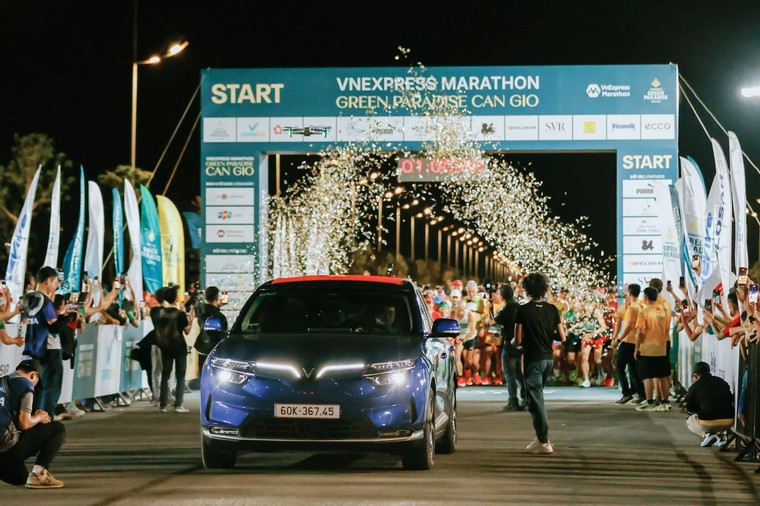 Những khoảnh khắc đáng nhớ của xe điện VinFast tại giải chạy VnExpress Marathon Green Paradise Cần Giờ 2026 ảnh 6