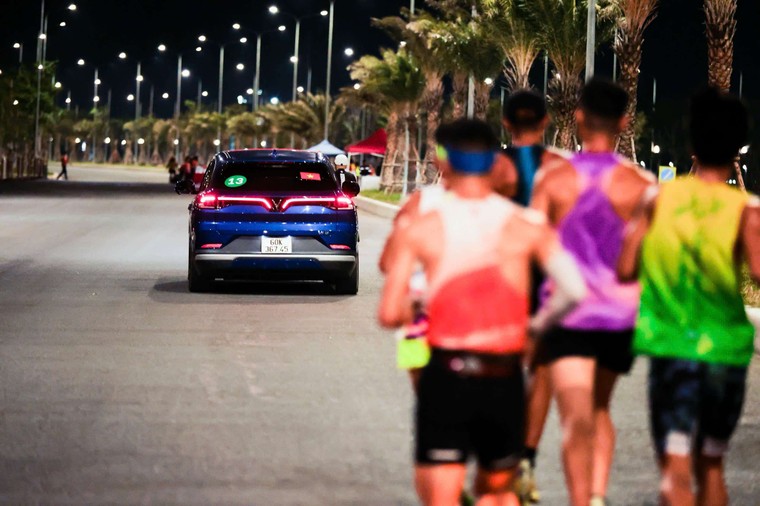 Những khoảnh khắc đáng nhớ của xe điện VinFast tại giải chạy VnExpress Marathon Green Paradise Cần Giờ 2026 ảnh 7
