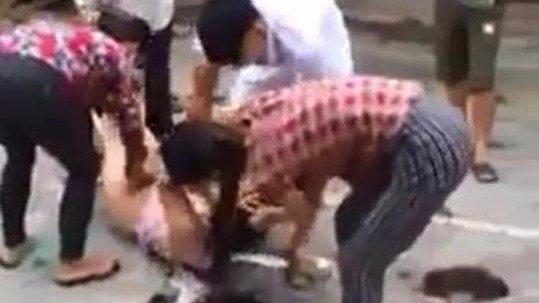 Vĩnh Phúc: Lộ diện nhóm người lột đồ, cắt tóc cô gái giữa đường ảnh 2