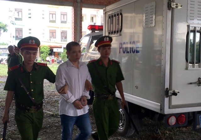 Kỹ sư cầm súng cướp ngân hàng hầu tòa với khung án tử hình ảnh 1