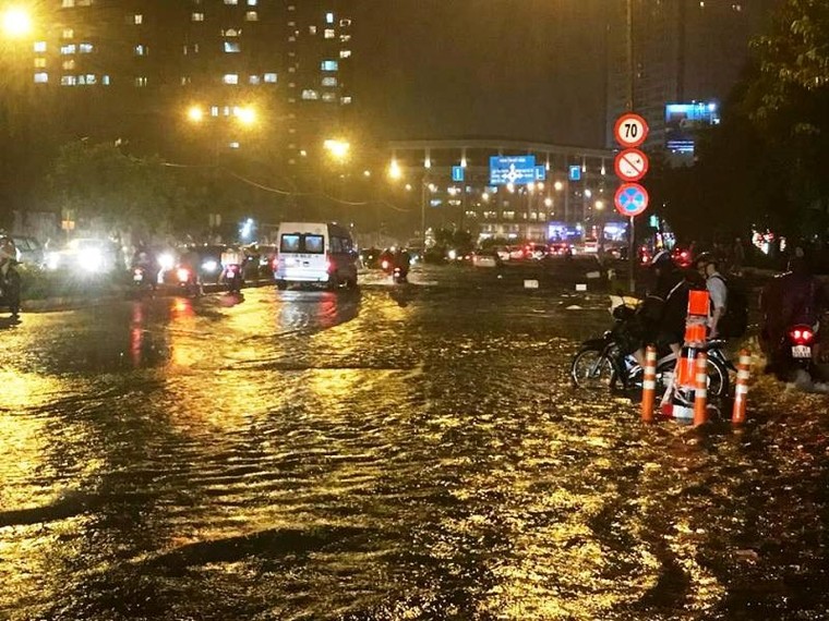 Có trạm bơm khổng lồ, đường Nguyễn Hữu Cảnh vẫn ngập ảnh 1