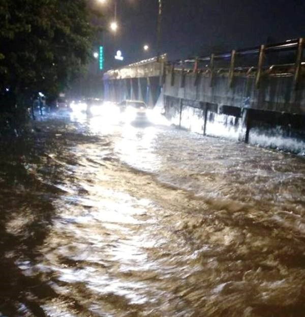 Có trạm bơm khổng lồ, đường Nguyễn Hữu Cảnh vẫn ngập ảnh 4