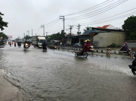 Sài Gòn mưa rả rích nhưng mênh mông nước! ảnh 5