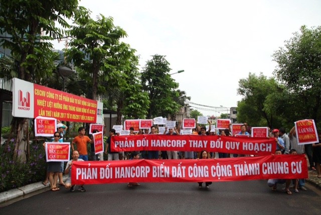 Cư dân căng băng rôn phản đối Hancorp thay đổi quy hoạch KĐT Ngoại giao đoàn ảnh 1
