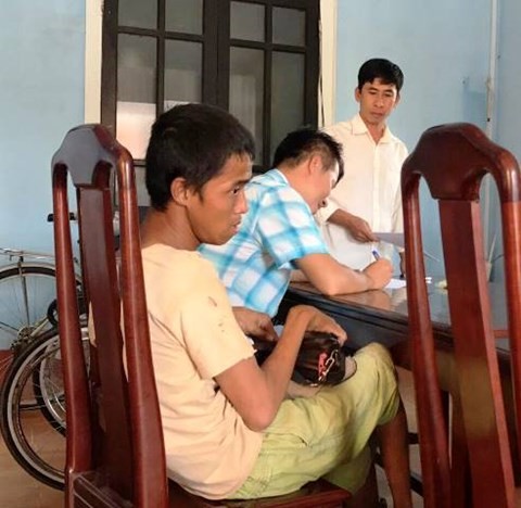 Bắt 2 thanh niên cướp tài sản của người tàn tật bán vé số ảnh 1