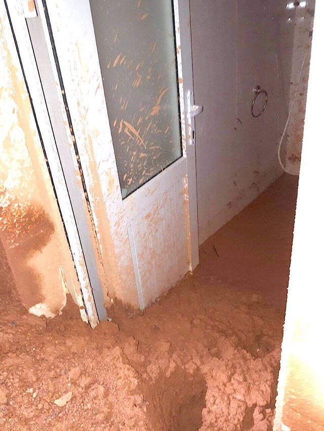 Hãi hùng đất đá sạt lở tràn vào vùi lấp nhà dân ở Nghệ An ảnh 2