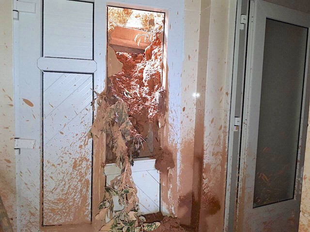 Hãi hùng đất đá sạt lở tràn vào vùi lấp nhà dân ở Nghệ An ảnh 3