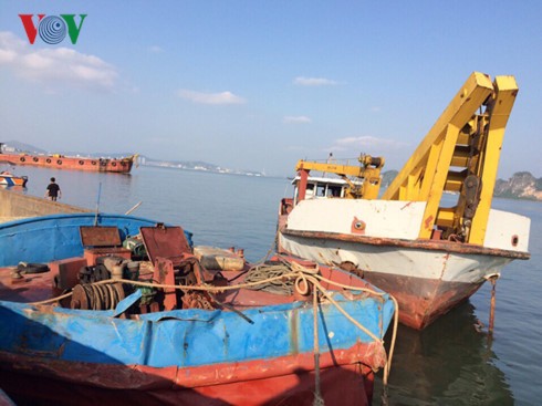 Chìm tàu chở hơn 1.300 tấn than trên vịnh Hạ Long ảnh 1