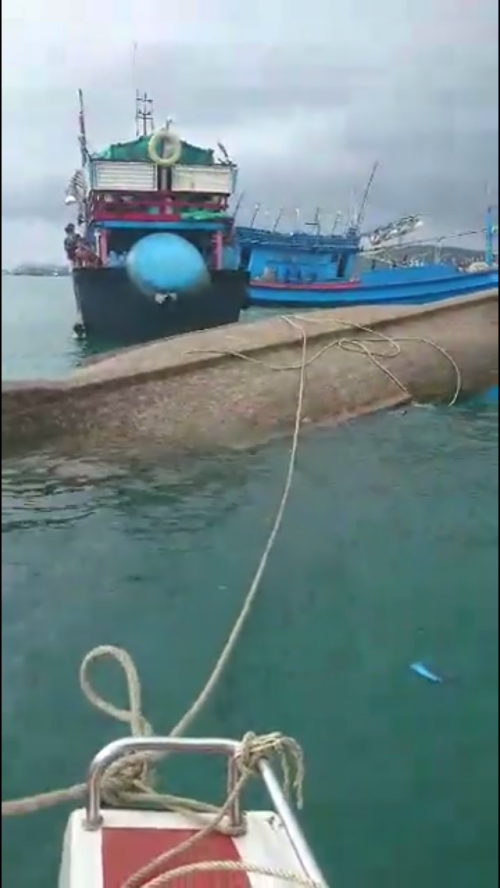 Vòi rồng khổng lồ nhấn chìm tàu cá ở Phú Quốc ảnh 1