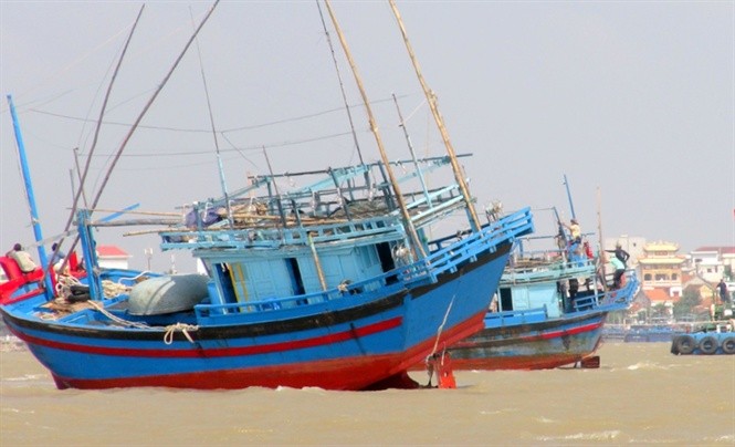 Một ngư dân bị mất tích, 3 tàu cá mắc cạn ở cửa biển Đà Diễn ảnh 1