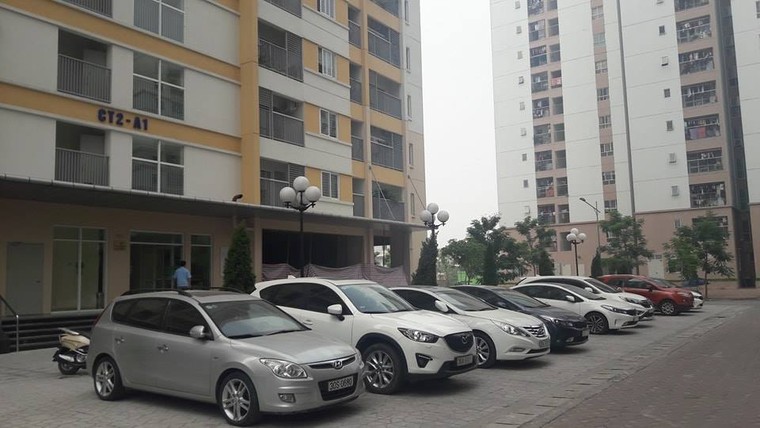 Cư dân căng băng rôn phản đối HUD sửa thiết kế lấn chiếm bãi xe, sân chơi ảnh 2