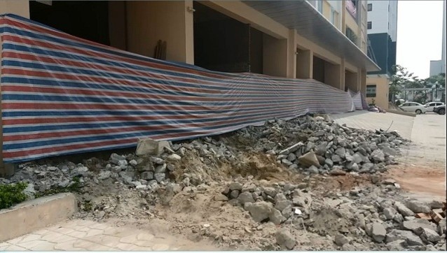 Cư dân căng băng rôn phản đối HUD sửa thiết kế lấn chiếm bãi xe, sân chơi ảnh 3