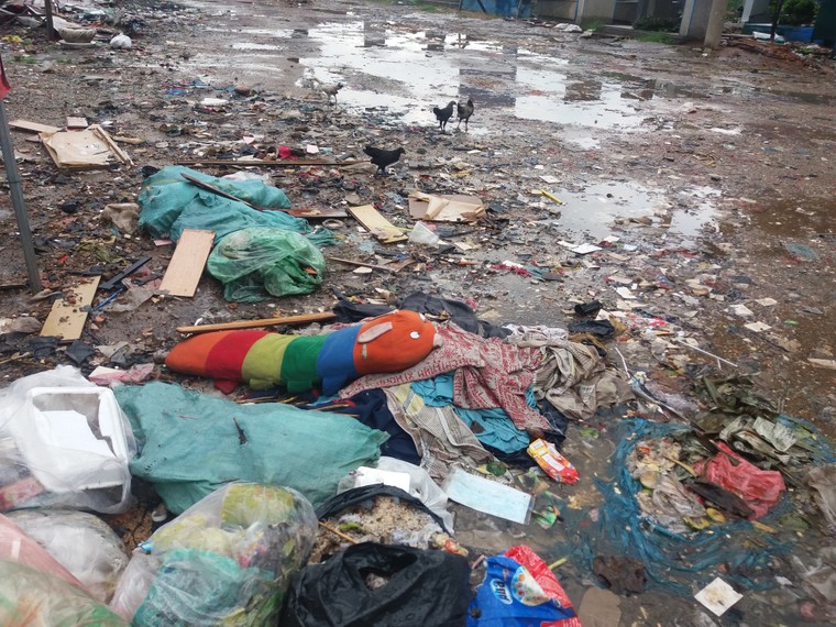 Khu vực cấm đổ rác lại trở thành bãi rác ảnh 3