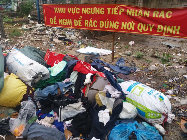 Khu vực cấm đổ rác lại trở thành bãi rác ảnh 4